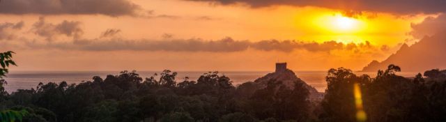 Coucher de soleil sur la tour génoise de Porto